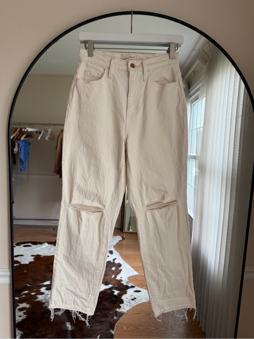 Universal Thread Cream High-Rise Distressed Knee Jeans Size 0R